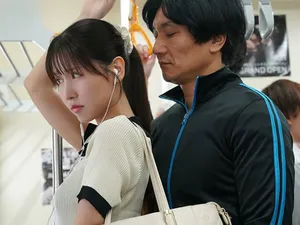 Con trai đang vụng trộm với mẹ kế thì bố về